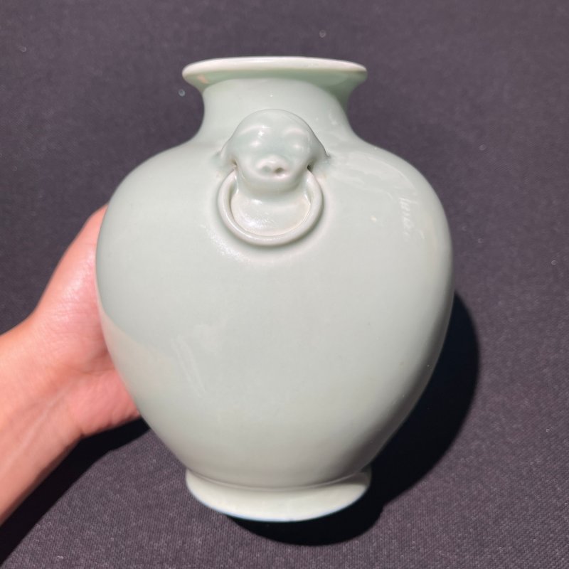 清乾隆 豆青釉象耳衔环尊 - 图3