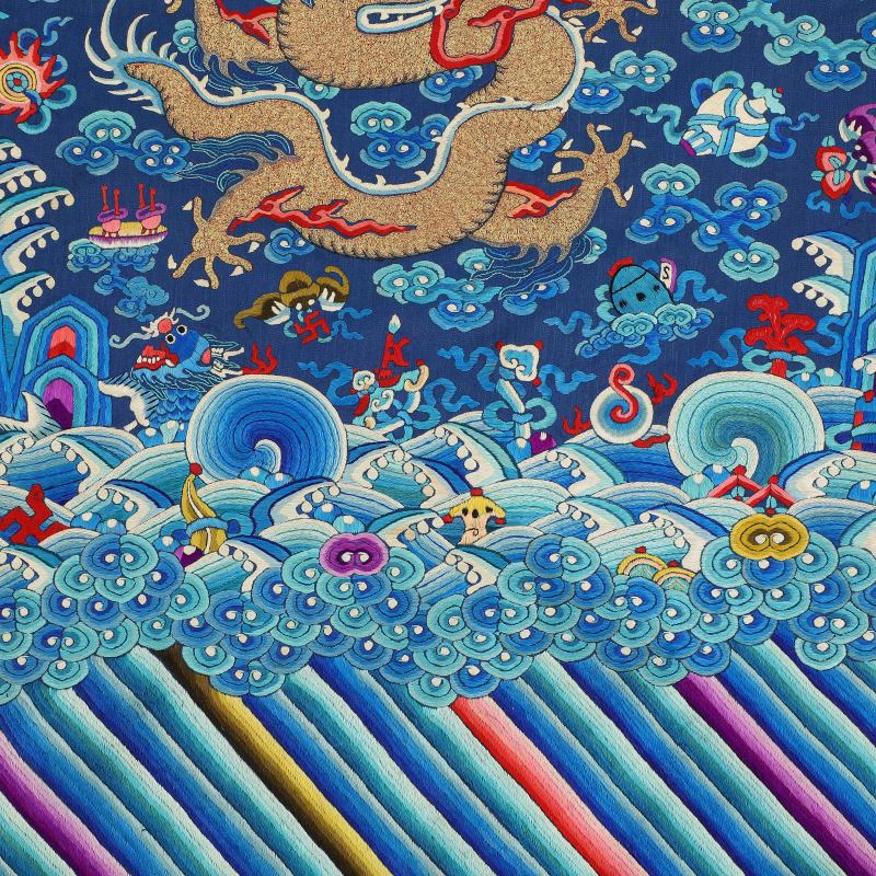 清 蓝地彩绣盘金龙纹吉服袍 - 图2