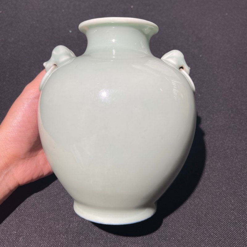 清乾隆 豆青釉象耳衔环尊 - 图4