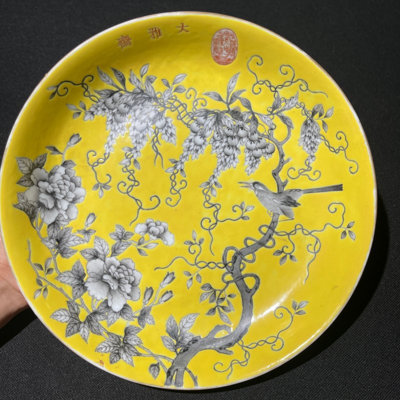 民国 黄地墨彩紫藤花鸟纹盘 - 图2