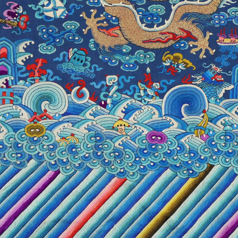 清 蓝地彩绣盘金龙纹吉服袍 - 图3