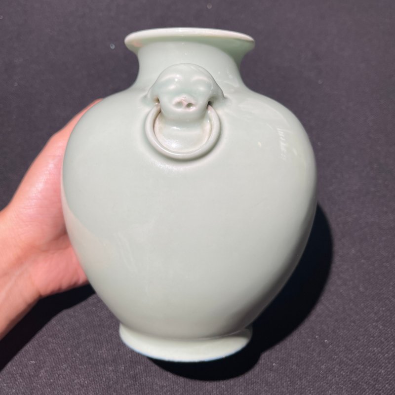 清乾隆 豆青釉象耳衔环尊 - 图5