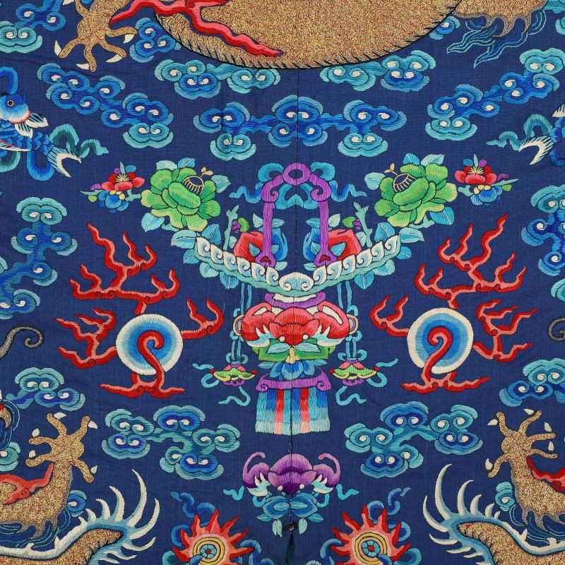 清 蓝地彩绣盘金龙纹吉服袍 - 图4