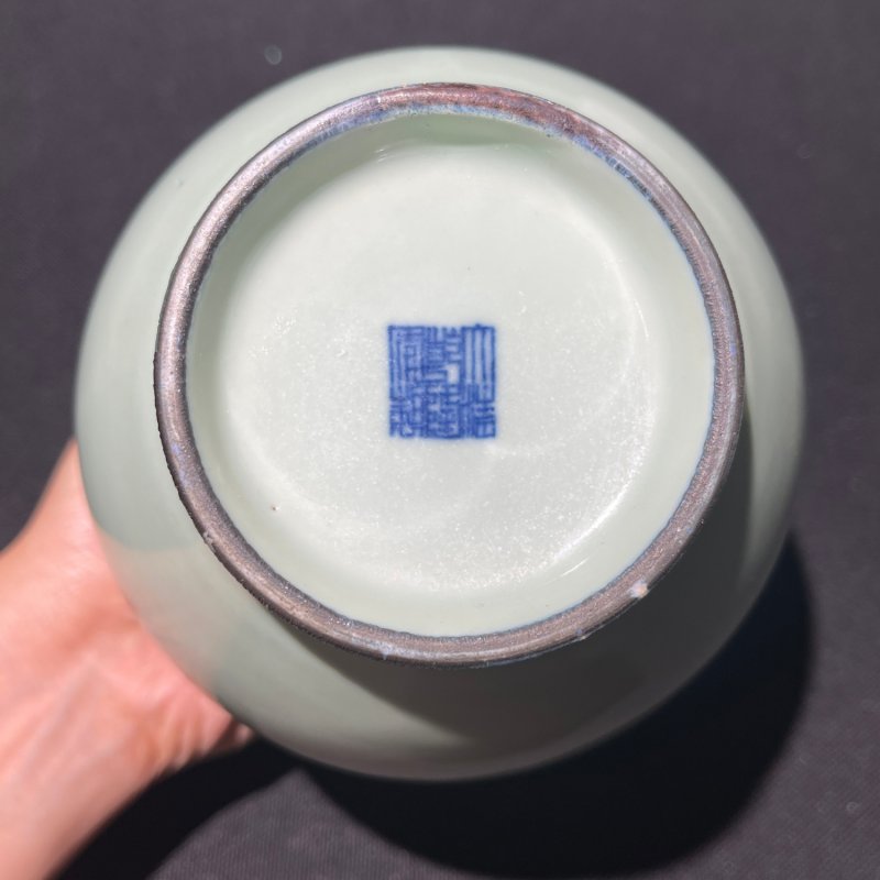 清乾隆 豆青釉象耳衔环尊 - 图7