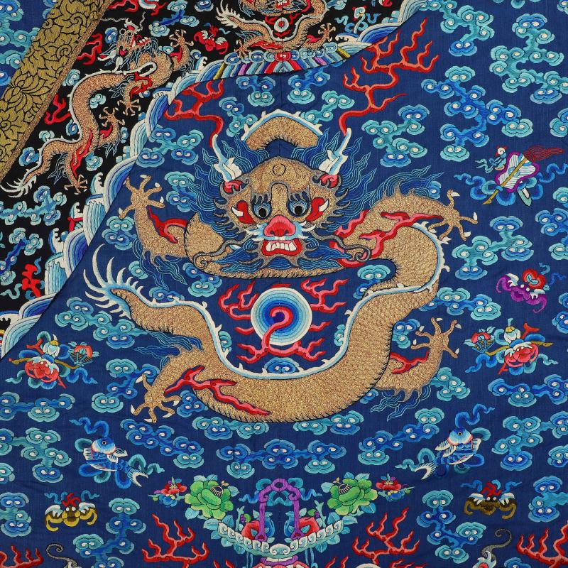 清 蓝地彩绣盘金龙纹吉服袍 - 图5