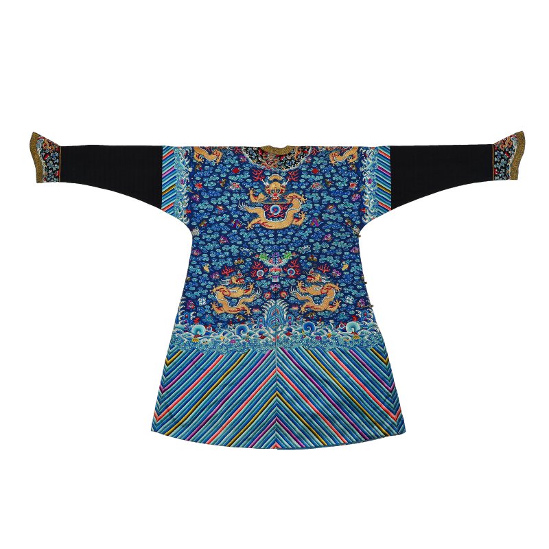 清 蓝地彩绣盘金龙纹吉服袍 - 图11