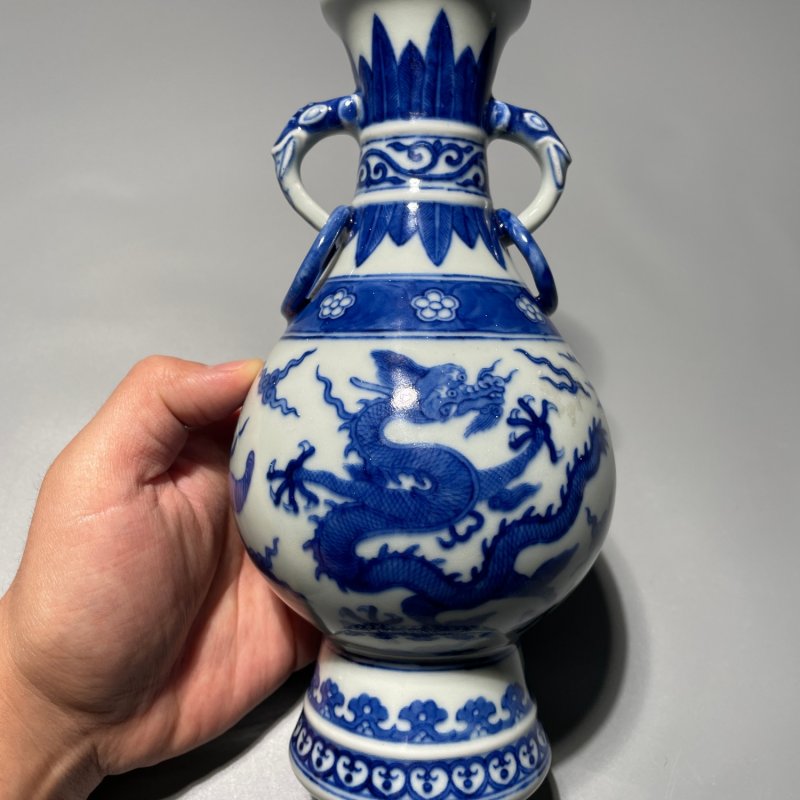 清晚期 仿万历青花龙凤纹兽耳瓶一对 - 图2