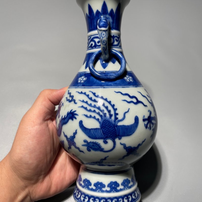 清晚期 仿万历青花龙凤纹兽耳瓶一对 - 图3