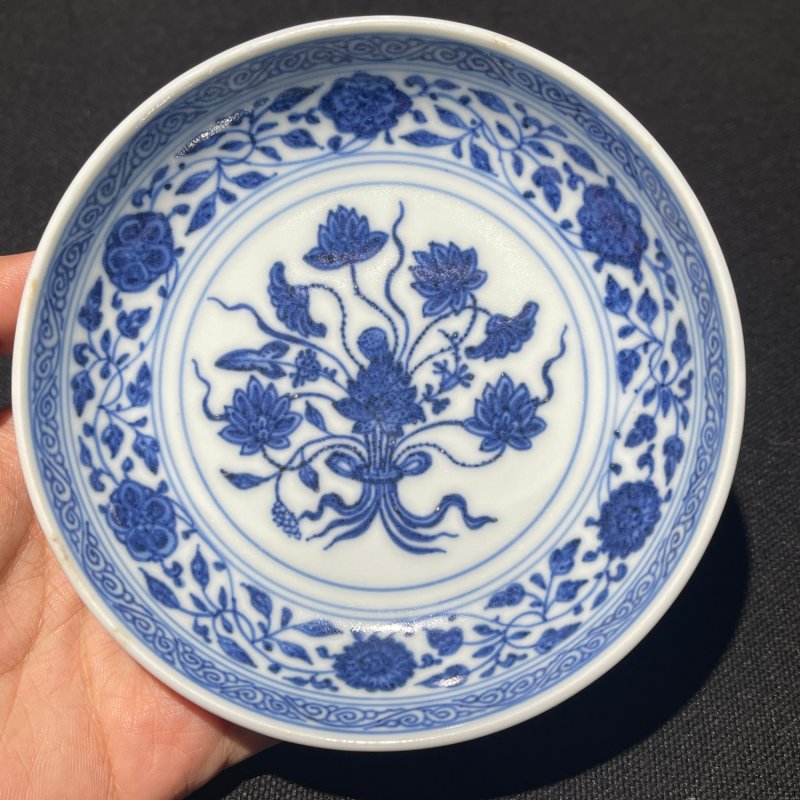 清乾隆 青花一把莲纹小盘 - 图2