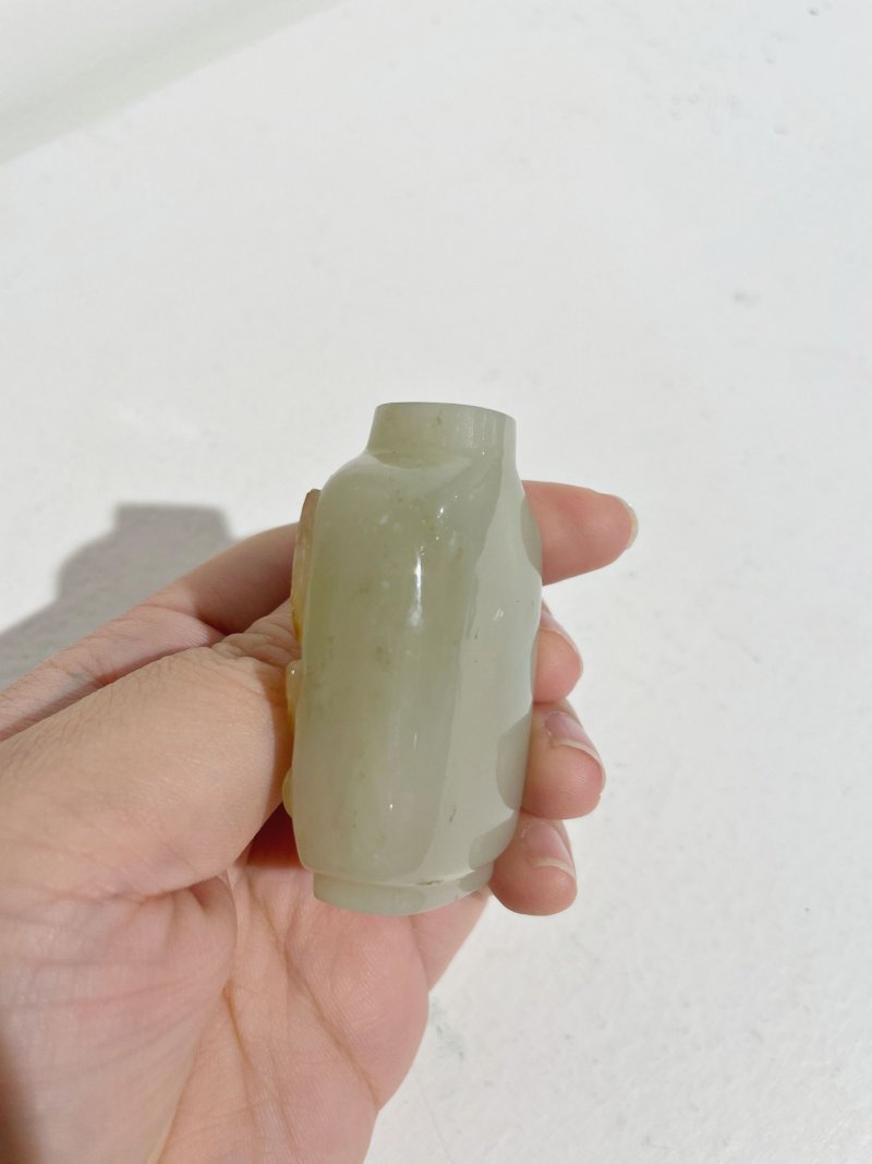 十九/二十世紀 白玉褐沁⌈百財⌋鼻煙壺 | A GREENISH WHITE JADE 'CABBAGE' SNUFF BOTTLE WITH RUSSET INCLUSION - 图19