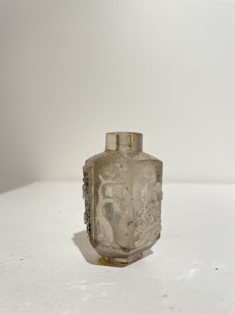 晚清至民國 煙晶六棱巧色花鳥紋鼻煙壺、珊瑚鑲（或）米珠蓋 | A HEXAGONAL SMOKY QUARTZ 'BIRDS AND LANDSCAPES' SNUFF BOTTLE - 图28