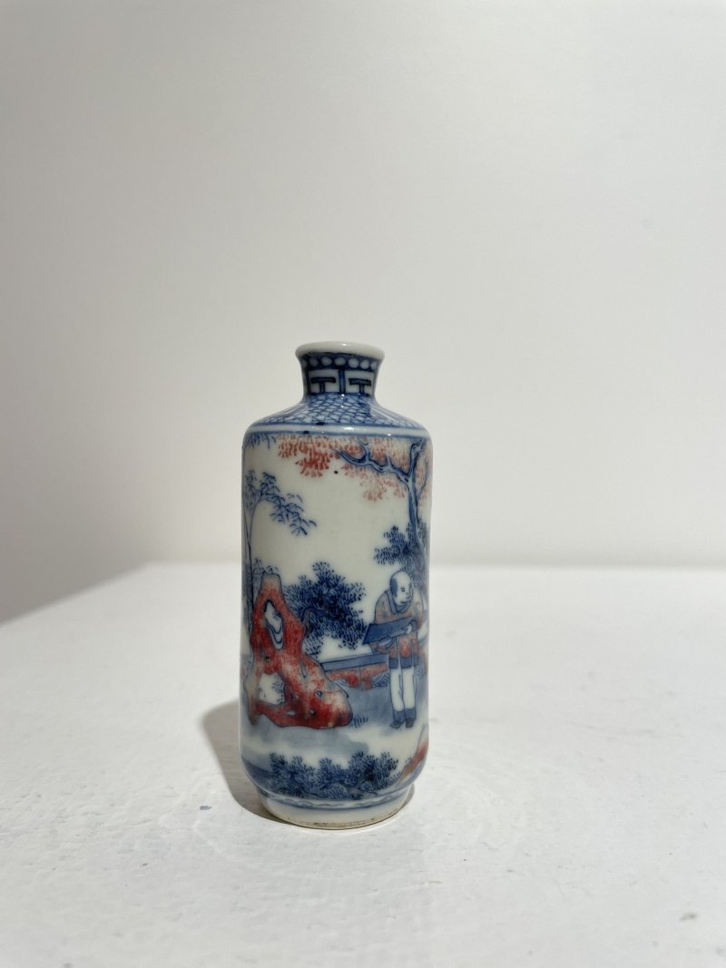 晚清至民國 青花釉裏紅庭院人物紋鼻煙壺 | AN UNDERGLAZE-BLUE AND COPPER-RED 'FIGURES IN THE GARDEN' SNUFF BOTTLE - 图15