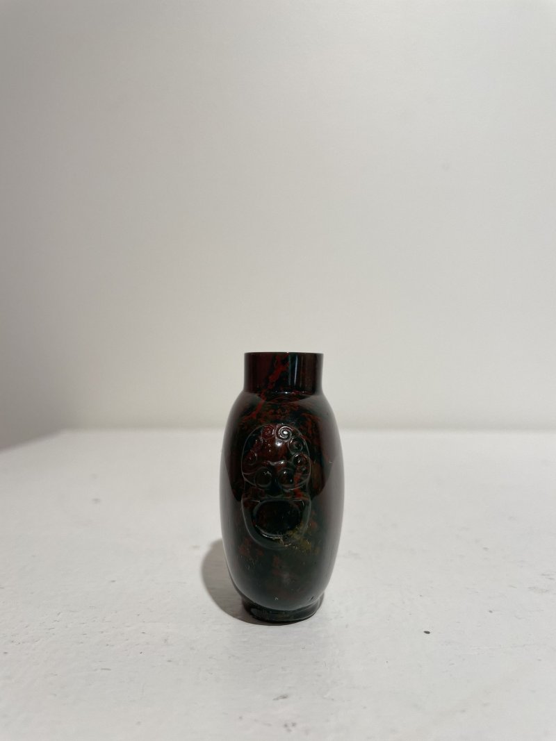 十九/二十世紀 碧石光素、瑪瑙光素鼻煙壺二件 | A JASPER AND AN AGATE SNUFF BOTTLE - 图29