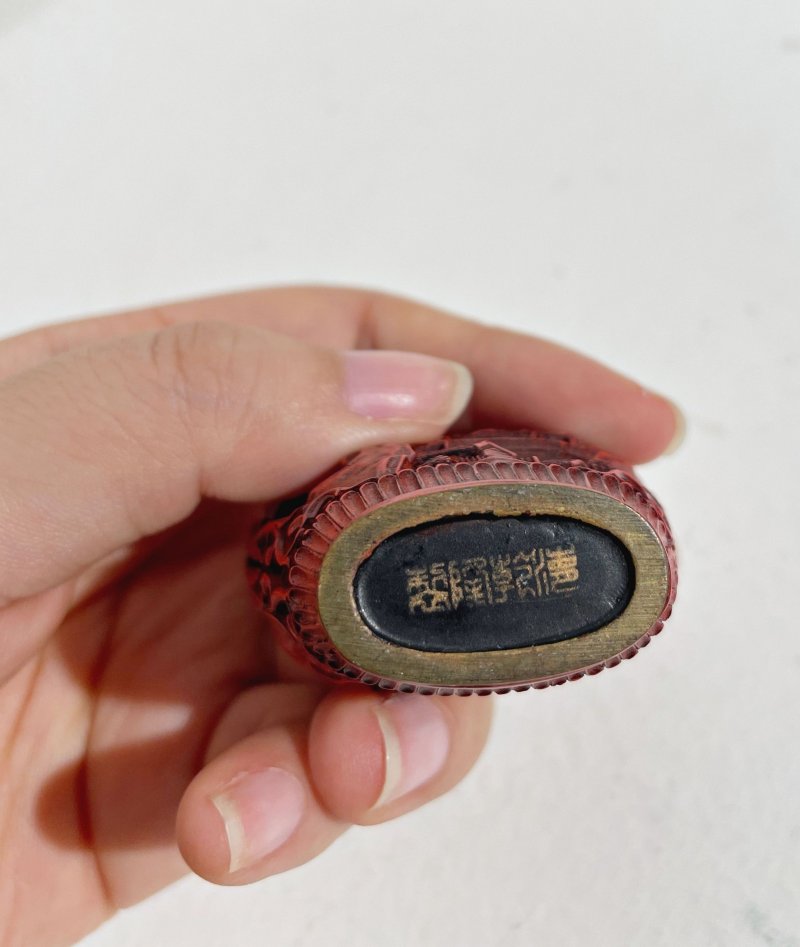 十九世紀 剔紅山水人物故事紋鼻煙壺 | A CINNABAR LACQUER 'LANDSCAPE' SNUFF BOTTLE - 图3