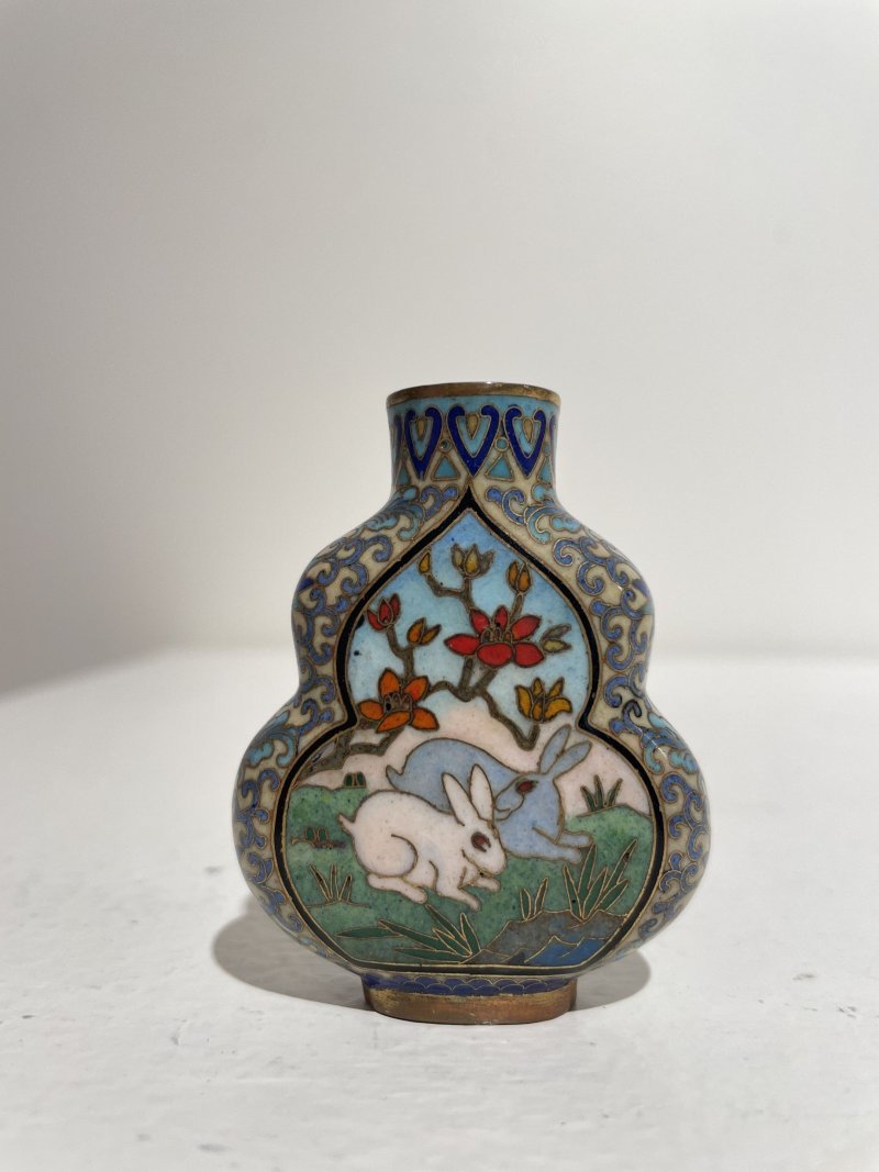 二十世紀 銅胎琺琅⌈松鶴延年⌋、⌈雙兔⌋鼻煙壺二件 | TWO CLOISONNÉ SNUFF BOTTLES - 图31