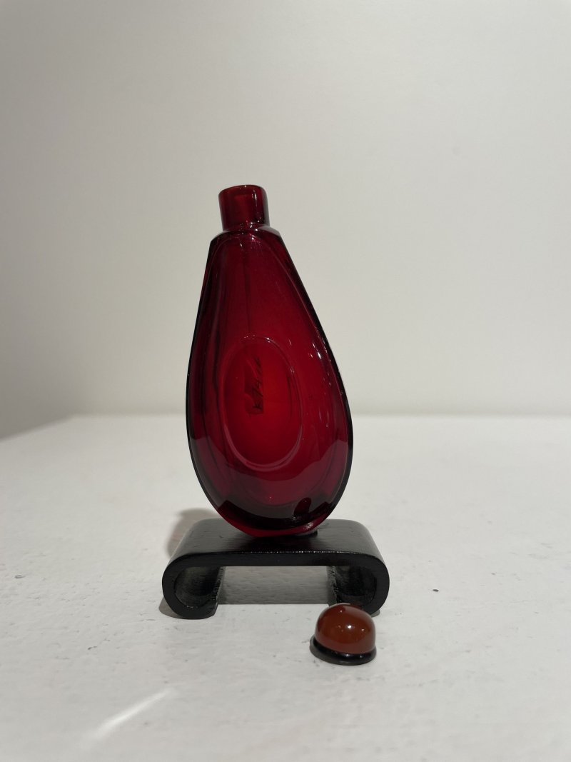 十八/十九世紀 寶石紅玻璃鼻煙壺 | A RUBY-RED GLASS SNUFF BOTTLE - 图8