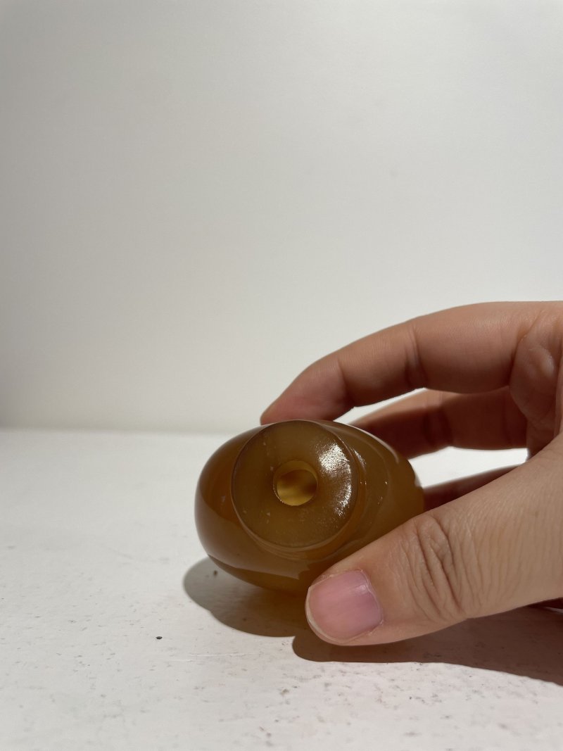 十九/二十世紀 瑪瑙巧雕一路連科紋、神獸紋鼻煙壺二件 | AN AGATE 'EGRET AND LOTUS' AND AN AGATE 'MYTHICAL BEAST' SNUFF BOTTLE - 图4