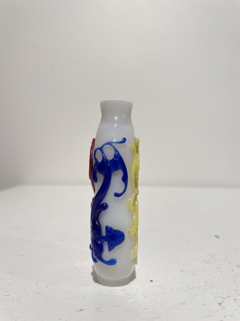 1820-1880年 白地套五色玻璃螭龍紋鼻煙壺 | A MULTI-COLOUR OVERLAY GLASS 'CHI-DRAGON' SNUFF BOTTLE - 图25