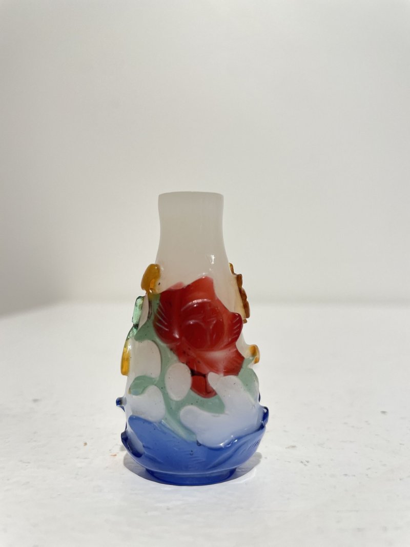 晚清至民國 涅白地套四色玻璃福來、花卉紋鼻煙壺二件 | TWO MULTI-COLOUR OVERLAY TRANSLUCENT GLASS 'FLORAL' AND 'RADISH' SNUFF BOTTLES - 图11