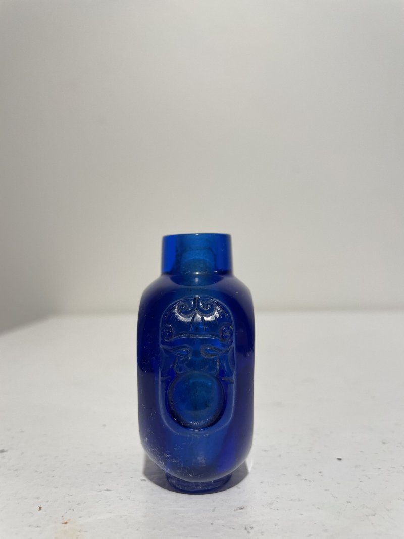 十九/二十世紀 寶石紅、藍玻璃鼻煙壺二件 | A RUBY-RED AND A BLUE GLASS SNUFF BOTTLES - 图31