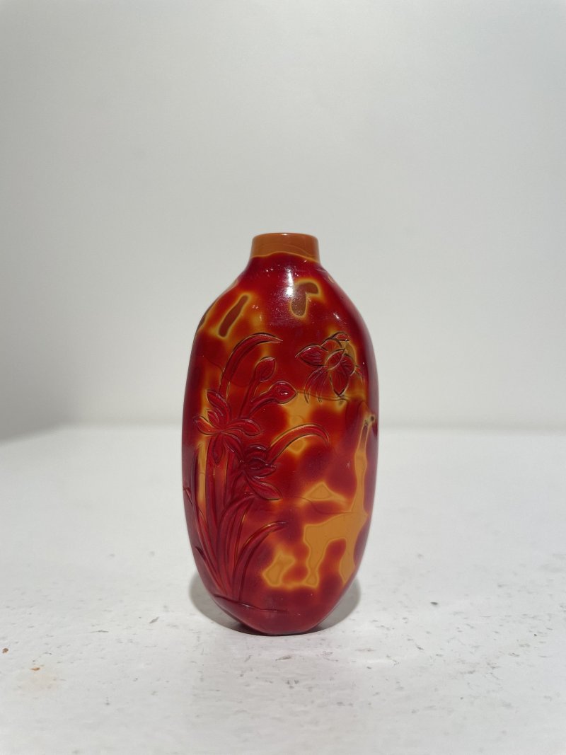 十九/二十世紀 仿雄黃玻璃蘭蝶紋、藍地灑金星玻璃鼻煙壺二件 | A GLASS SNUFF BOTTLE IMITATING REALGAR AND A SAPPHIRE-BLUE AVENTURINE-GLASS SNUFF BOTTLE - 图15