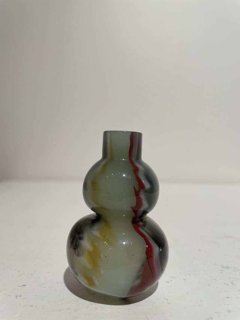 十九/二十世紀 白地套綠玻璃花鳥紋、淺綠地套三色玻璃蝶戀花紋、白地套藍玻璃行龍紋、玻璃胎畫琺琅花卉紋、多色玻璃葫蘆式、白地套墨黑玻璃印章紋鼻煙壺七件 其二⌈古月軒⌋藍料楷書款、⌈乾隆年製⌋青花楷書款 | SEVEN GLASS SNUFF BOTTLES - 图61
