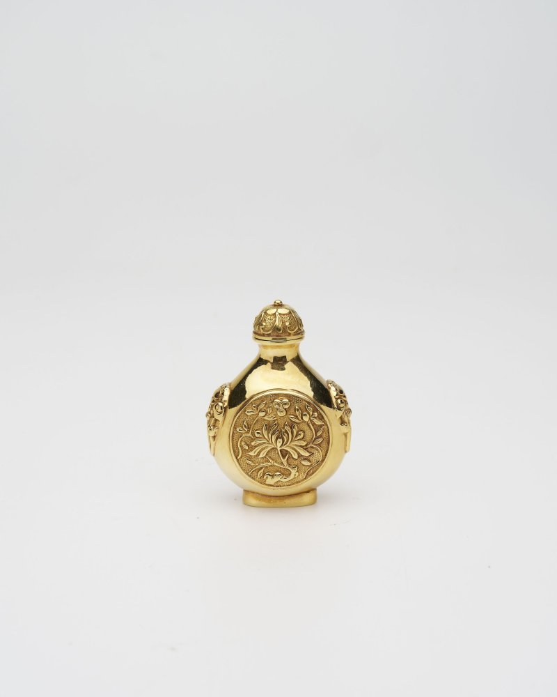 二十世紀 鑄金開光人物花卉紋鼻煙壺 | A GOLD 'PEONY AND LANDSCAPE' SNUFF BOTTLE