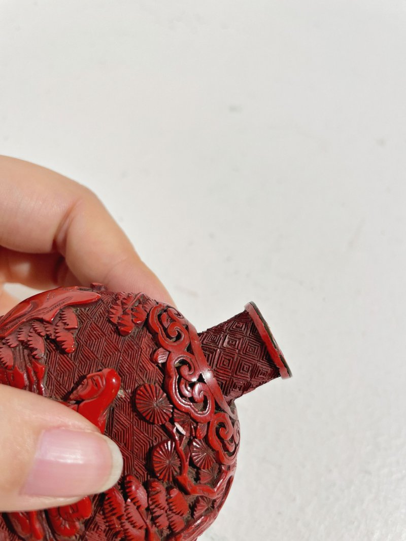 十九世紀 剔紅山水人物紋鼻煙壺、木雕石紋座 | A CINNABAR LACQUER 'FIGURES IN LANDSCAPE' SNUFF BOTTLE - 图4
