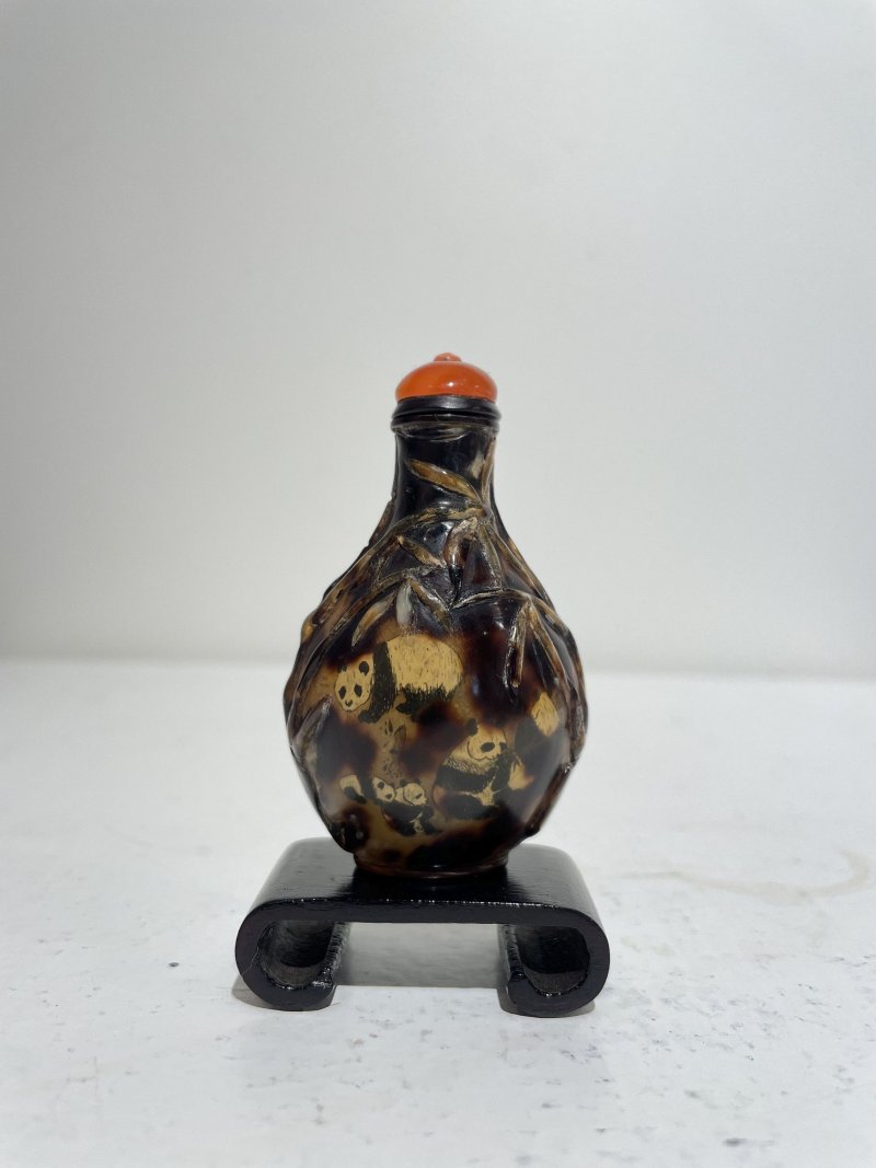 二十世紀中期 玳瑁内繪熊貓紋鼻煙壺 | AN INSIDE PAINTED TORTOISESHELL 'PANDA' SNUFF BOTTLE - 图14
