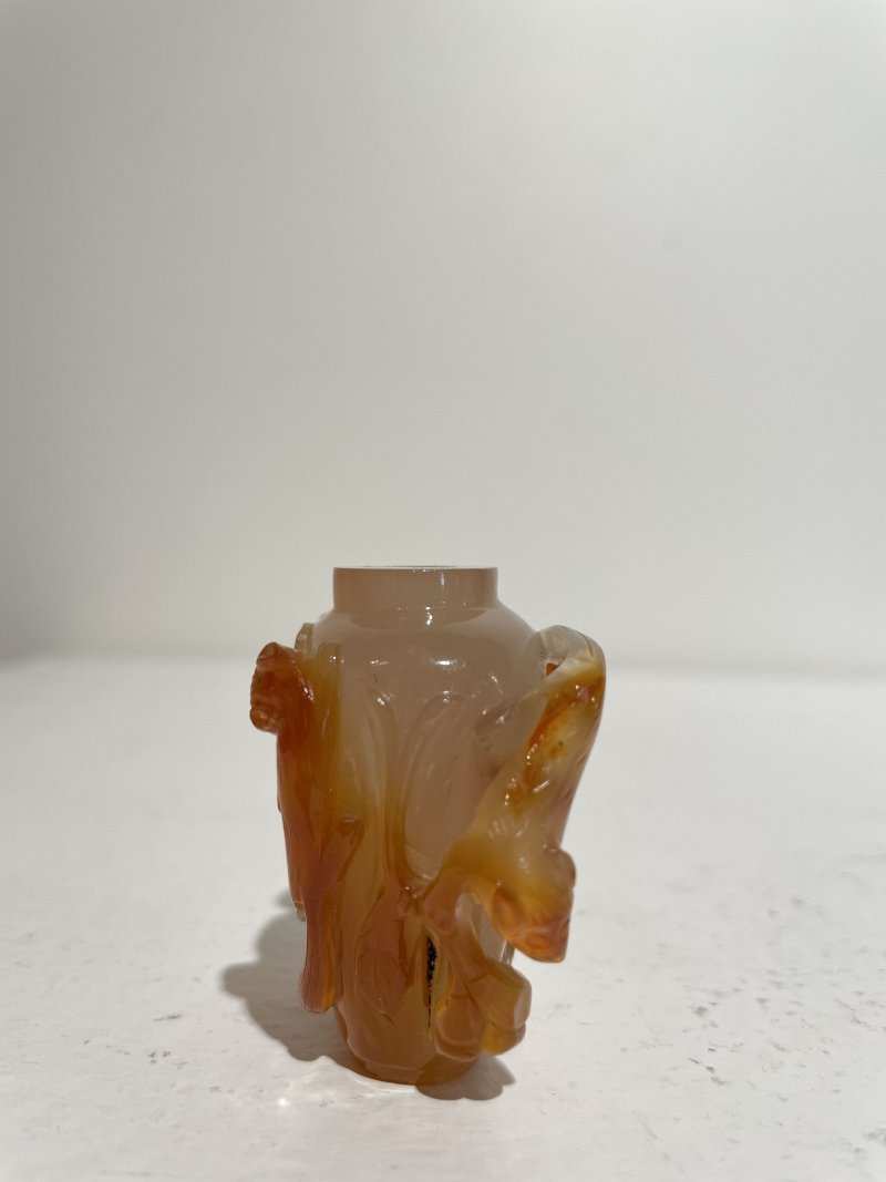 十九/二十世紀 橙色瑪瑙松鼠葡萄紋、紫色條帶瑪瑙雛菊紋鼻煙壺二件 | AN CHALCEDONY AGATE 'SQUIRREL' AND A STRIATED LAVENDER AGATE 'DAISY' SNUFF BOTTLE - 图6