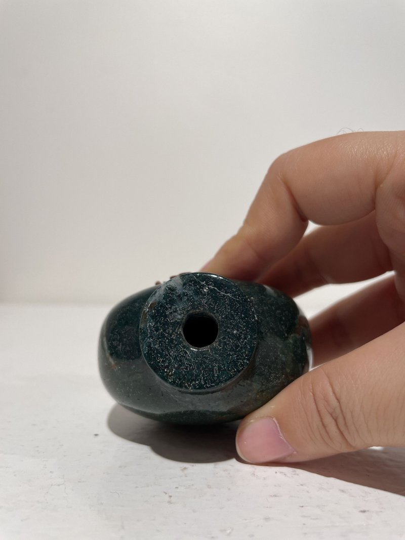 十九/二十世紀 羊肝瑪瑙耄耋紋、水藻瑪瑙鼻煙壺二件 | A JASPER 'CAT AND BUTTERFLY' AND A MOSS AGATE SNUFF BOTTLE - 图16