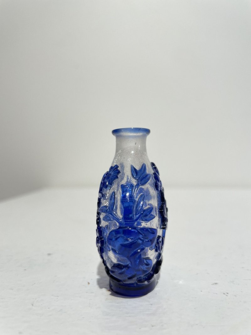 十九/二十世紀 透明地套藍玻璃蓮花紋、藍玻璃鼻煙壺二件及鼻煙碟一件 | TWO GLASS SNUFF BOTTLES AND A SNUFF DISH - 图27