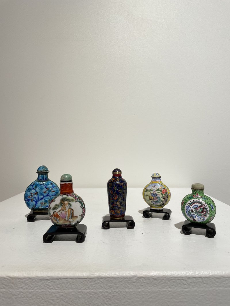 傳承： | TWO PAINTED ENAMEL, TWO CLOISONNÉ, AND A FAMILLE ROSE SNUFF BOTTLE - 图78