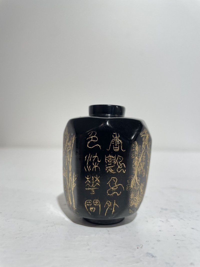 二十世紀 銅合金、鎏金黑色玻璃、雕刻葫蘆、打磨雕刻核桃、天然牙質鼻煙壺五件 其一⌈乾隆⌋刻款 | FIVE SNUFF BOTTLES OF VARIOUS MATERIALS - 图24