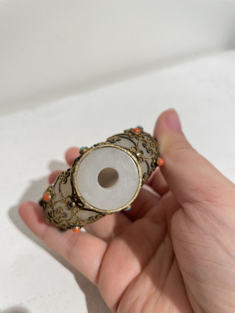 （玉）十八/十九世紀 白玉累絲鑲珊瑚綠松石珊瑚鼻煙壺 | AN INLAID FILIGREE-MOUNTED WHITE JADE SNUFF BOTTLE - 图15