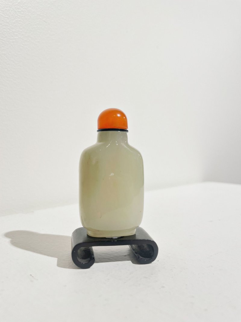 十九/二十世紀 白玉褐沁⌈百財⌋鼻煙壺 | A GREENISH WHITE JADE 'CABBAGE' SNUFF BOTTLE WITH RUSSET INCLUSION - 图22