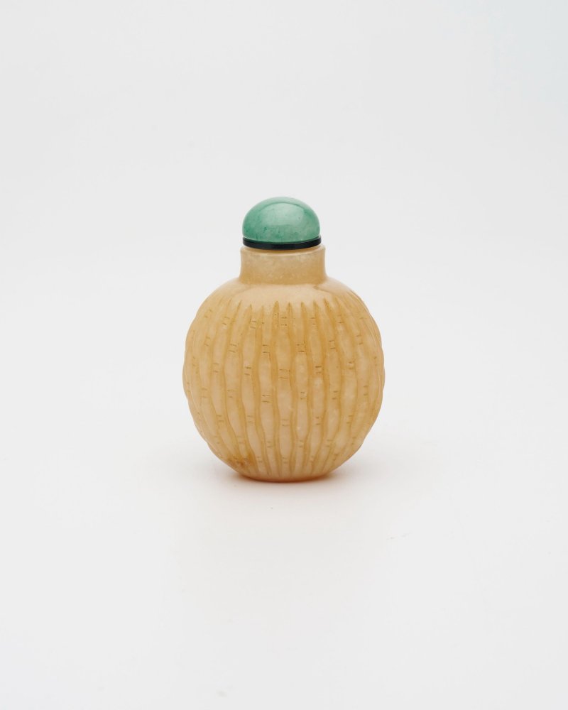 十九/二十世紀 黃玉竹簍紋鼻煙壺、翡翠蓋 | A YELLOW JADE 'WOVEN BASKET' SNUFF BOTTLE