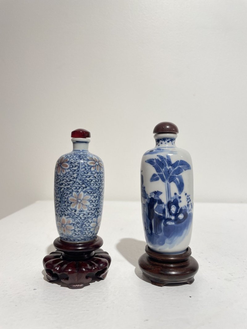 晚清至民國 青花釉裏紅蓮紋、青花人物紋鼻煙壺二件 | AN UNDERGLAZE-BLUE AND COPPER-RED 'LOTUS', AND A BLUE AND WHITE 'FIGURES' SNUFF BOTTLE - 图17
