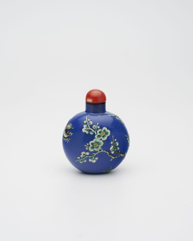 十九世紀 紫砂加彩藍地⌈喜上梅梢⌋鼻煙壺 | AN ENAMELLED YIXING 'MAGPIE' SNUFF BOTTLE - 图3