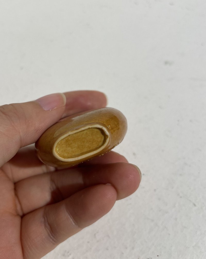 晚清至民國 瓷胎琥珀釉柳蔭兔紋鼻煙壺 | A MOULDED AND AMBER-GLAZED BISCUIT 'RABBIT' SNUFF BOTTLE - 图6