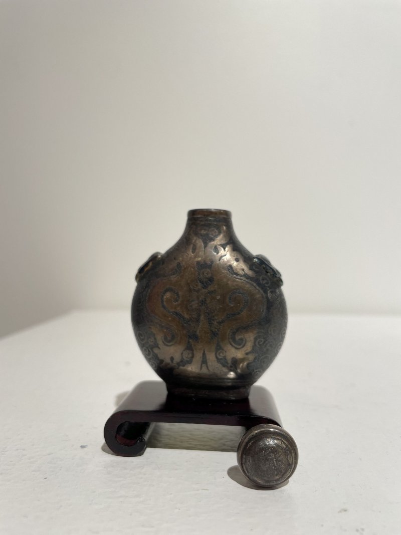 十九世紀 烏銀夔龍紋鼻煙壺 | A SILVER NIELLO 'KUI-DRAGON' SNUFF BOTTLE - 图25