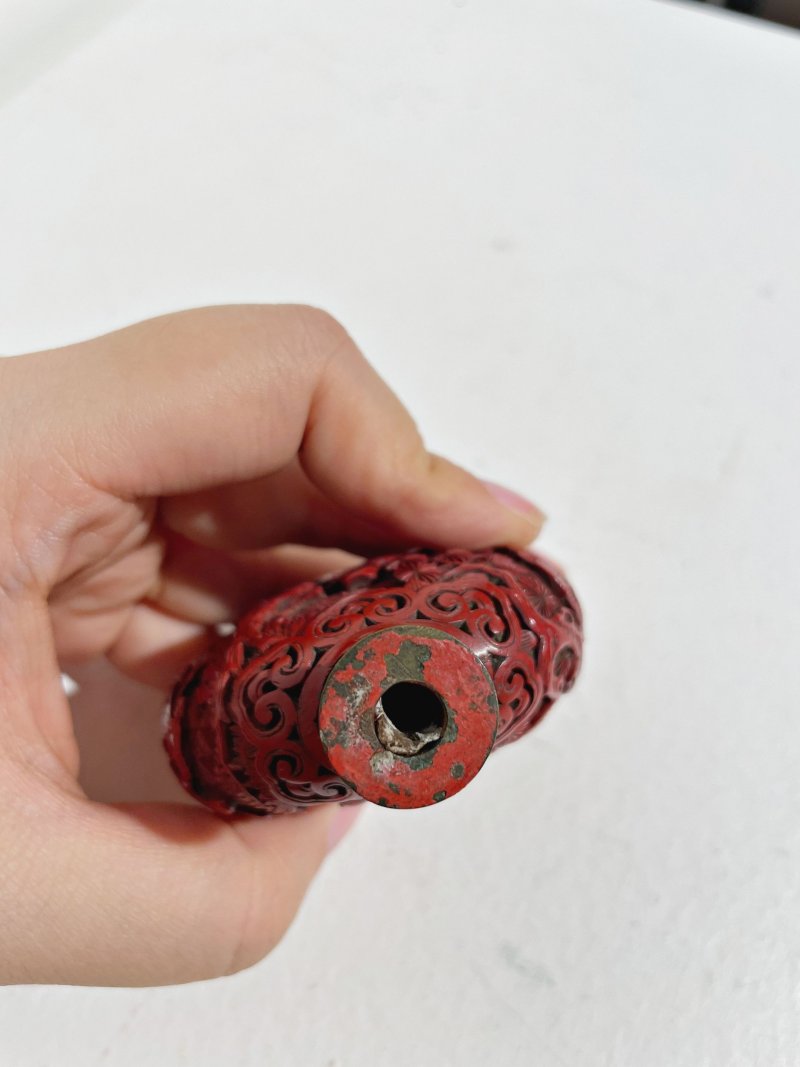 十九世紀 剔紅山水人物紋鼻煙壺、木雕石紋座 | A CINNABAR LACQUER 'FIGURES IN LANDSCAPE' SNUFF BOTTLE - 图6
