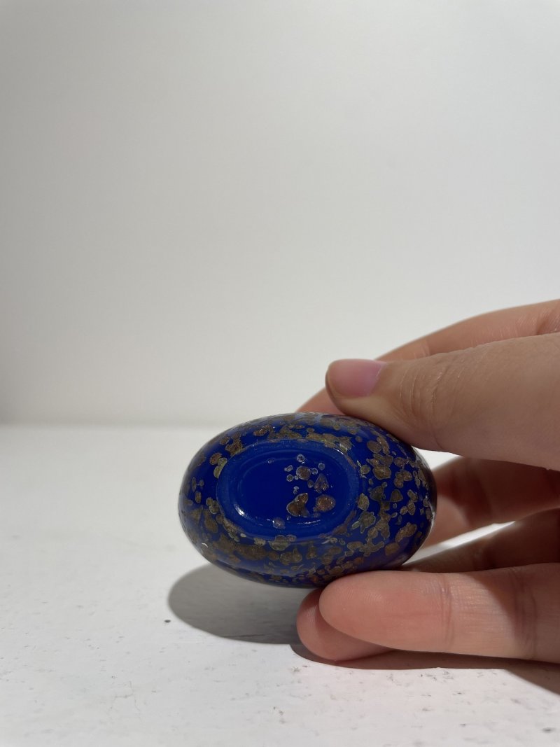 1750-1850 藍地灑金星玻璃鼻煙壺 | A SAPPHIRE-BLUE AVENTURINE GLASS SNUFF BOTTLE - 图6