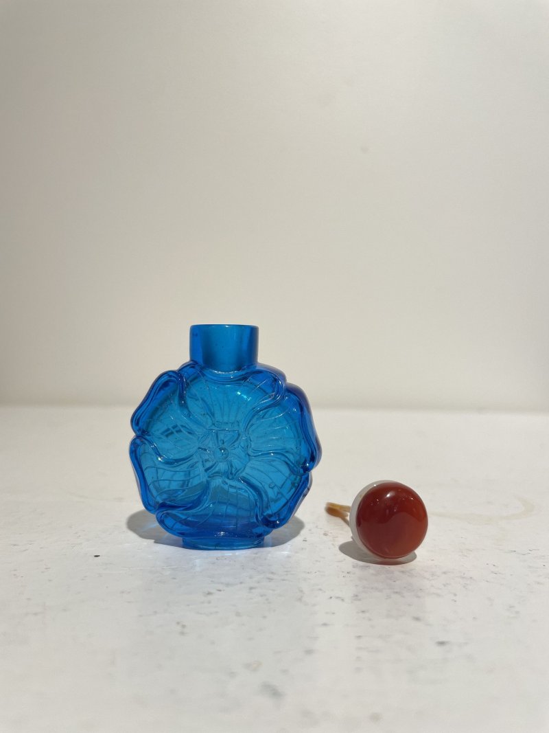 十九世紀 藍色玻璃金葵紋鼻煙壺二件 | TWO BLUE GLASS 'MALLOW' SNUFF BOTTLES - 图8