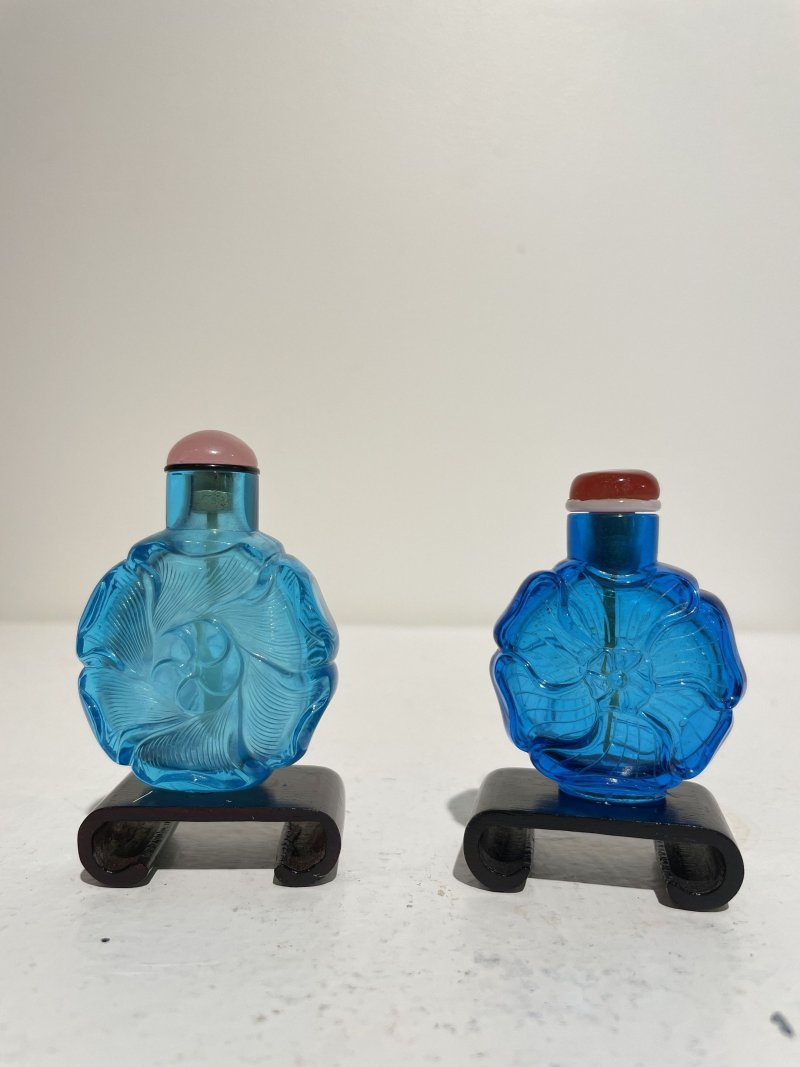 十九世紀 藍色玻璃金葵紋鼻煙壺二件 | TWO BLUE GLASS 'MALLOW' SNUFF BOTTLES - 图32