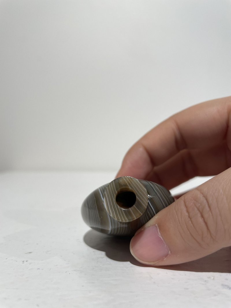 十九世紀 瑪瑙天然紋鼻煙壺二件 | TWO STRIATED AGATE SNUFF BOTTLES - 图23