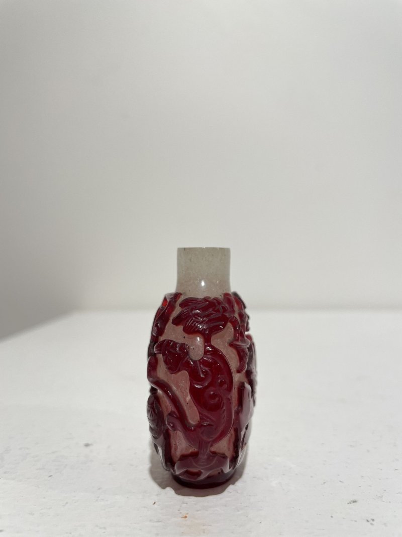 十九世紀 霏雪地套紅玻璃博古紋鼻煙壺 | A RED OVERLAY GLASS 'ANTIQUITY' SNUFF BOTTLE - 图15