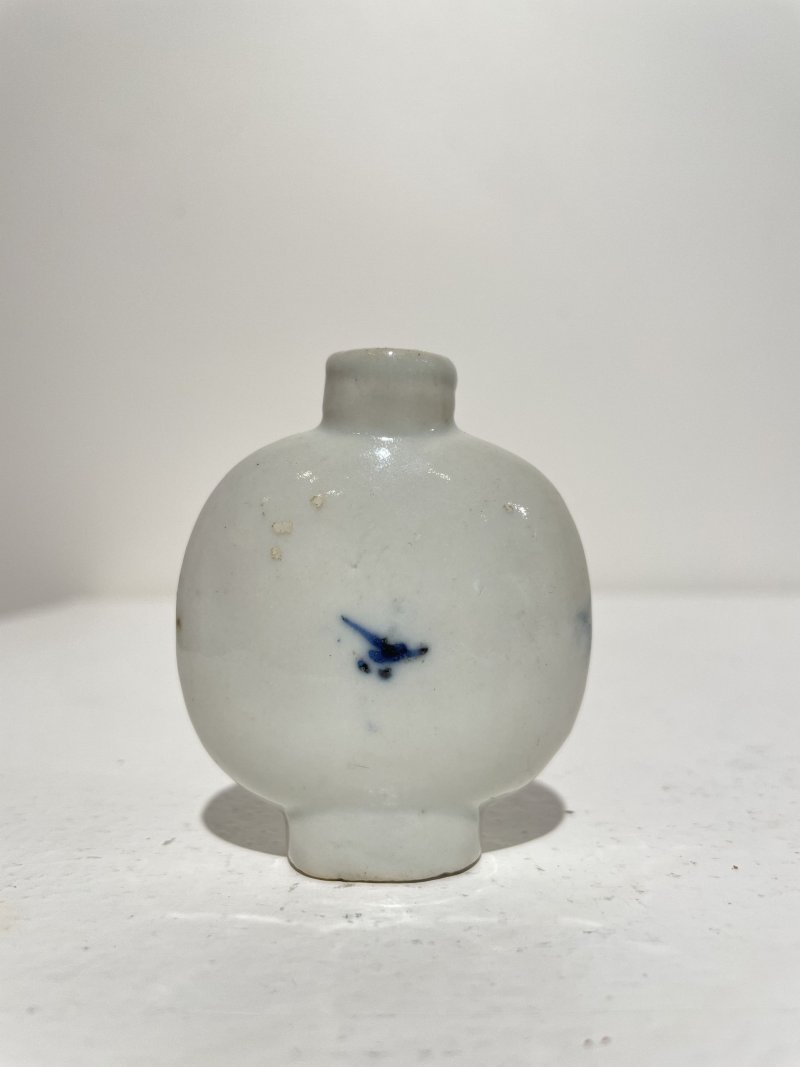 十九/二十世紀 青花庭院仕女紋、青花釉裏紅雙龍戲珠紋、瓷胎立姿童子、臥姿仕女、立姿老者鼻煙壺五件 其三⌈道光年製⌋、⌈乾隆年製⌋青花楷書款 | FIVE CERAMIC SNUFF BOTTLES - 图11