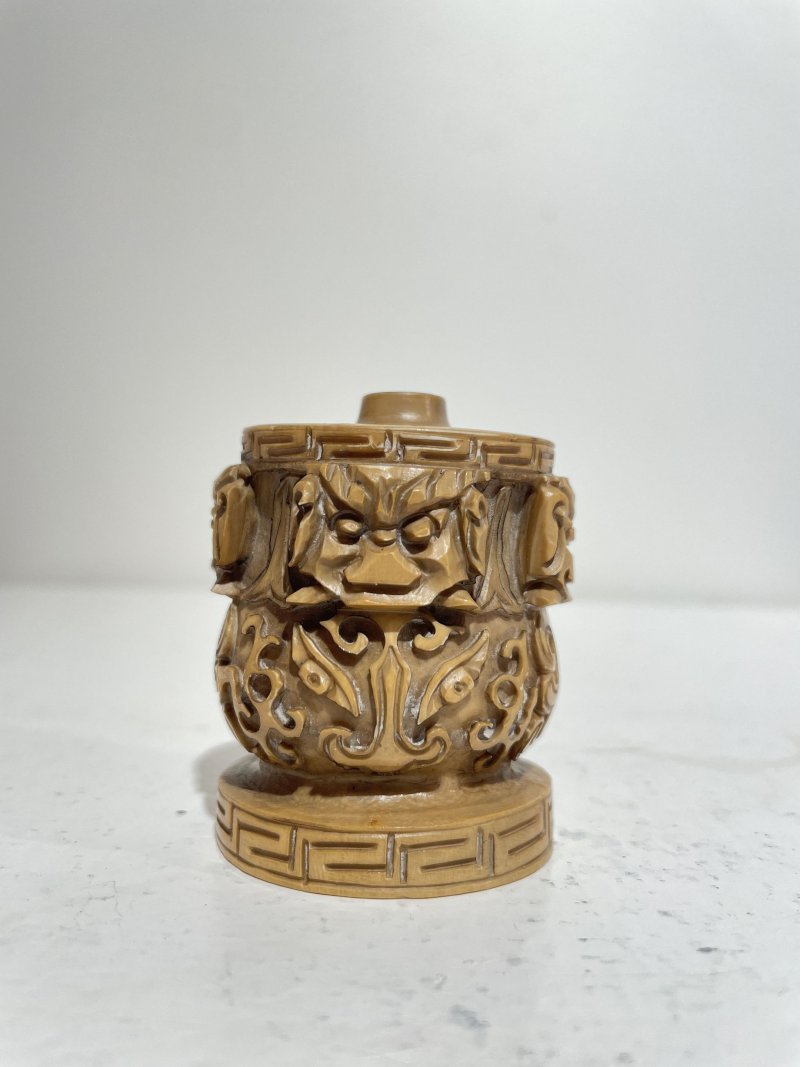 二十世紀 銅合金、鎏金黑色玻璃、雕刻葫蘆、打磨雕刻核桃、天然牙質鼻煙壺五件 其一⌈乾隆⌋刻款 | FIVE SNUFF BOTTLES OF VARIOUS MATERIALS - 图75