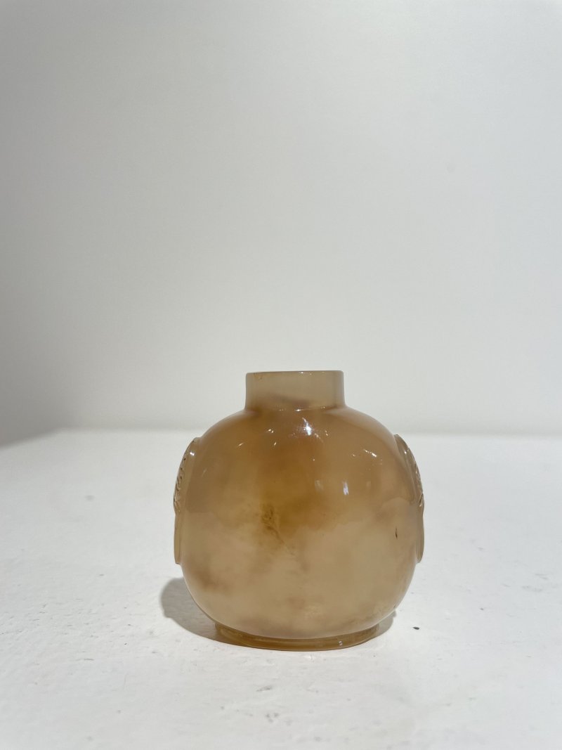 十九/二十世紀 碧石光素、瑪瑙光素鼻煙壺二件 | A JASPER AND AN AGATE SNUFF BOTTLE - 图8